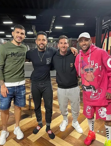 Neymar sorprendió con su look al posar junto a Lionel Messi