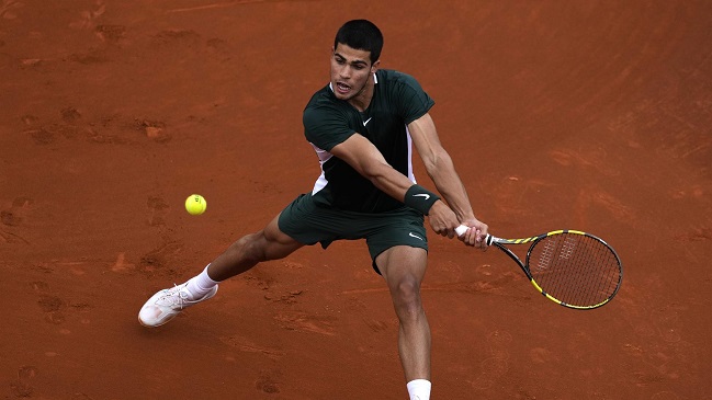 Carlos Alcaraz arrasó con Jaume Munar en su camino a cuartos de final de Barcelona
