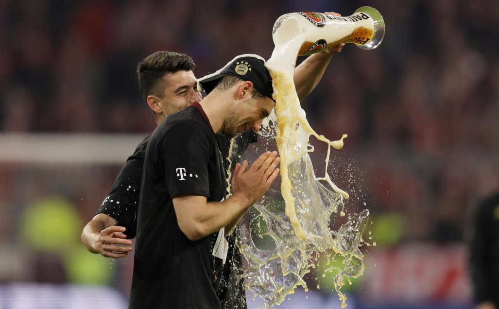 ¡A pura cerveza! La celebración del plantel de Bayern Munich luego de su décimo título en Alemania