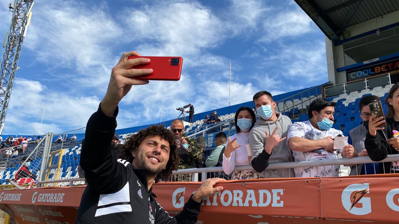 Lo quieren igual: Maximiliano Falcón se tomó selfies con hinchas en San Carlos de Apoquindo