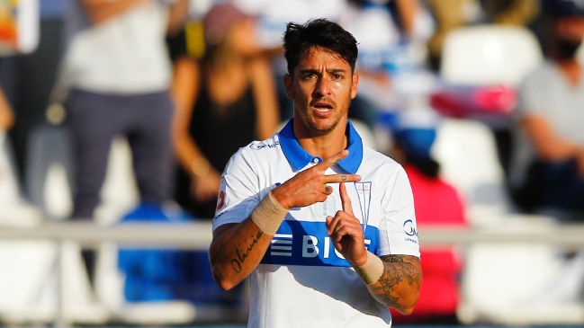 La UC dio el primer golpe a Colo Colo con un penal convertido en gol por Zampedri