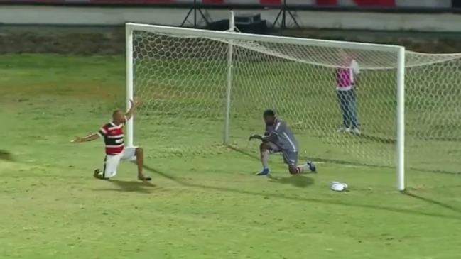 Insólito: Hincha entró a la cancha para “enseñarle” al arquero de su equipo a tirarse