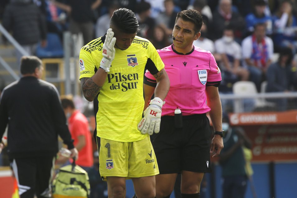 Brayan Cortés quedó complicado por una bomba de ruido lanzada por hinchas de la UC