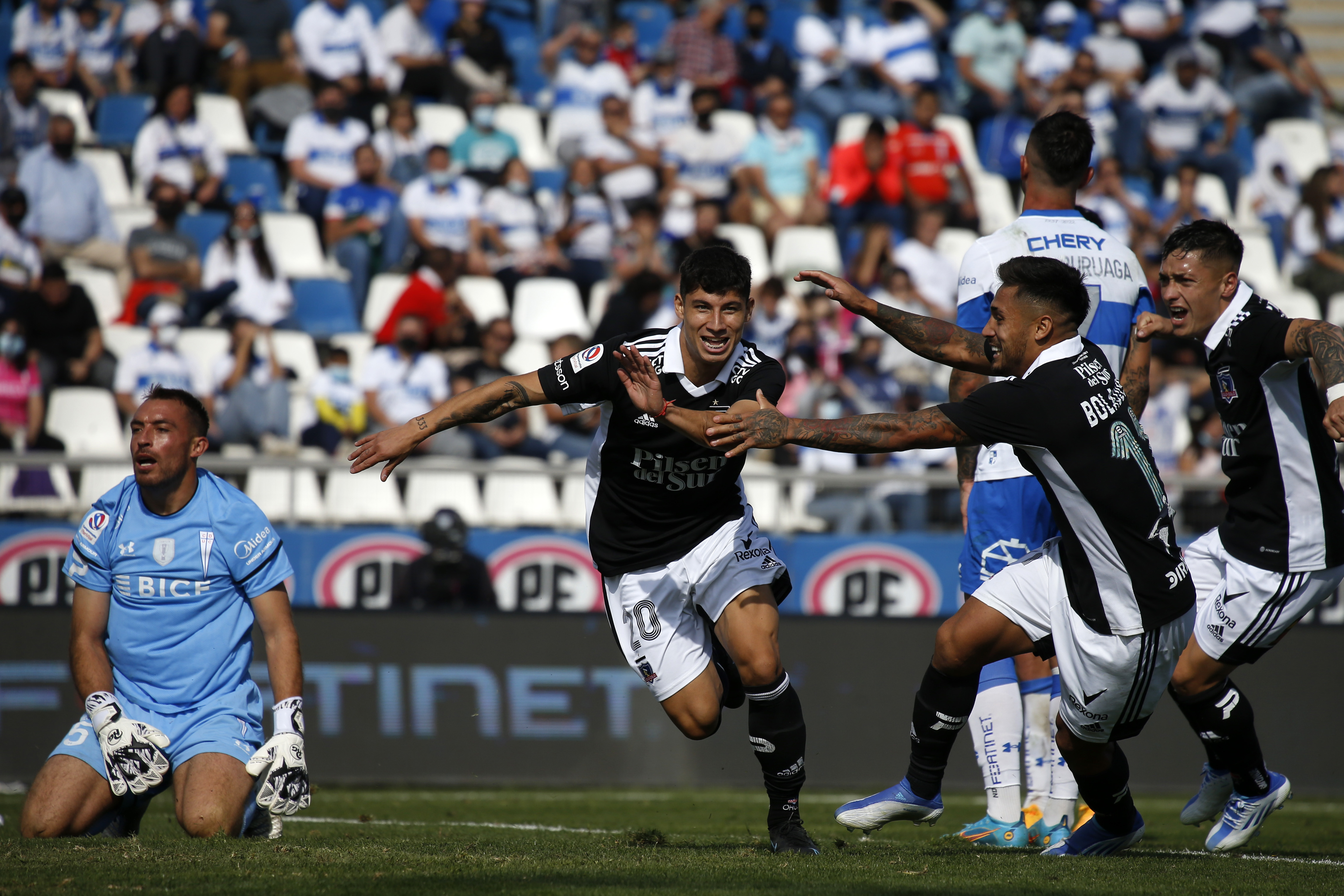 Colo Colo salvó un empate ante una mezquina Universidad Católica en un clásico candente