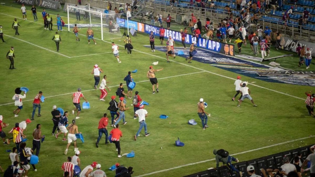 Hinchas protagonizaron violenta pelea en Colombia