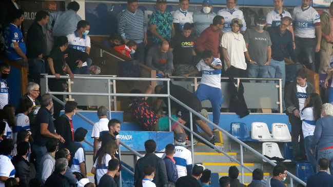 Viralizaron registro en que hincha de Colo Colo sufrió brutal golpiza en San Carlos