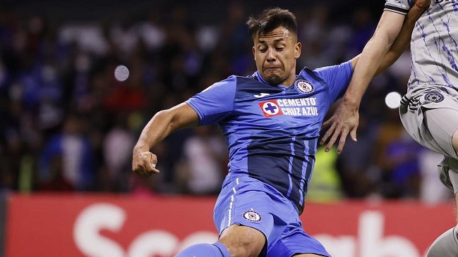 Hinchas de Cruz Azul no dejan en paz a Iván Morales