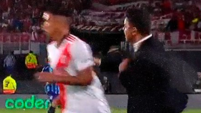 Gallardo le reprochó por dejar picar una pelota y le dio un golpe en la espalda a un jugador de River