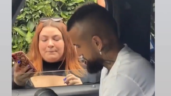 Arturo Vidal empezó la semana repartiendo saludos y autógrafos
