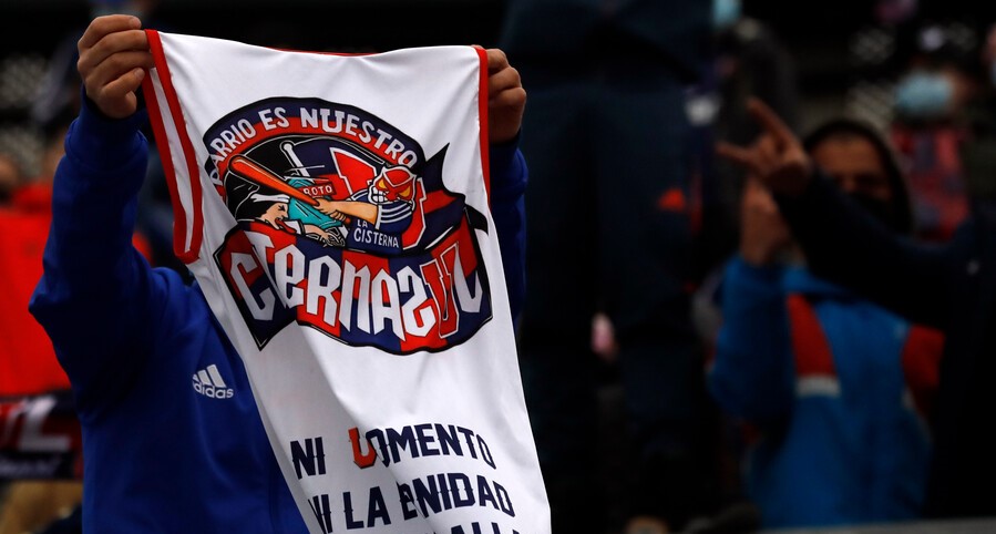 Hinchas de la U se manifestaron contra Azul Azul en la Casa Central de la Universidad de Chile
