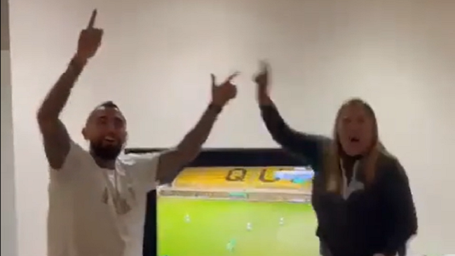 Arturo Vidal celebró con todo el nuevo triunfo de Rodelindo Román