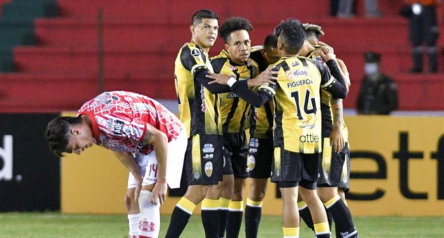 Deportivo Táchira venció a Independiente Petrolero con increíble gol de arco a arco