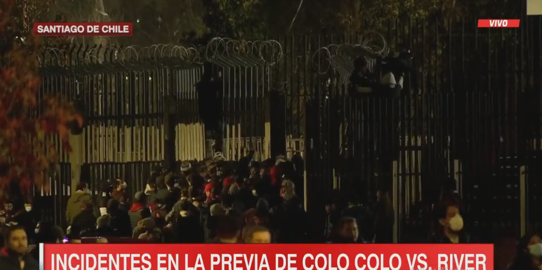 Barristas de Colo Colo provocaron desórdenes e ingresaron a la fuerza al Monumental