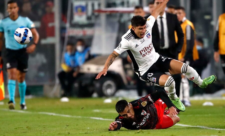 ¿Era para roja? La dura entrada de Paulo Díaz sobre Alexander Oroz previo al primer gol de River