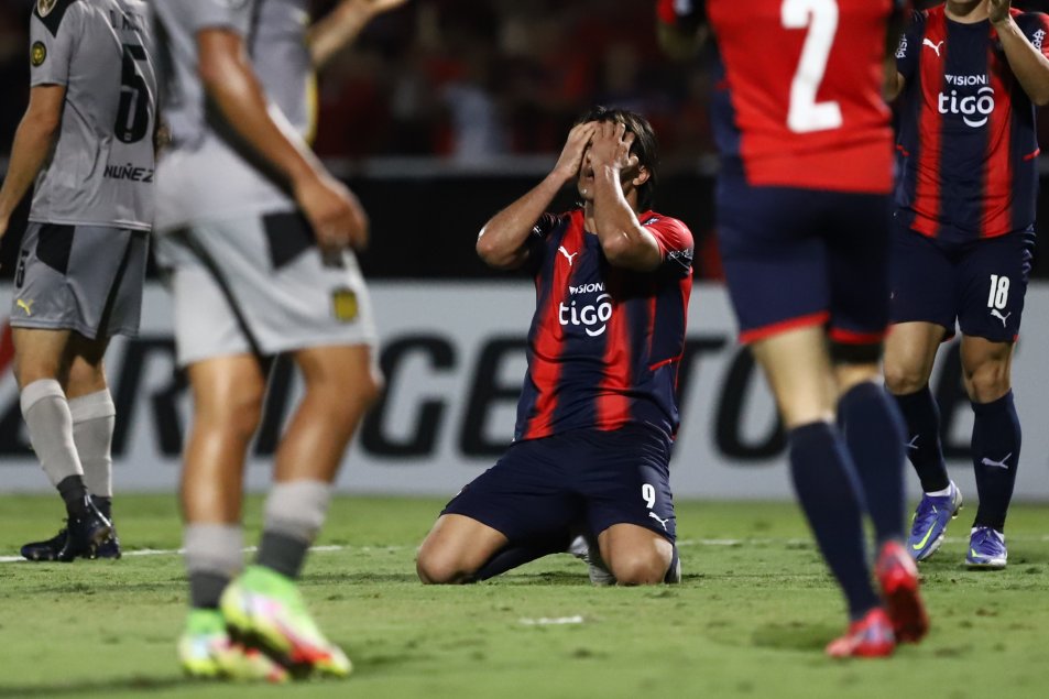 Cerro Porteño venció a Peñarol y se afianzó en el liderato del Grupo G de Copa Libertadores