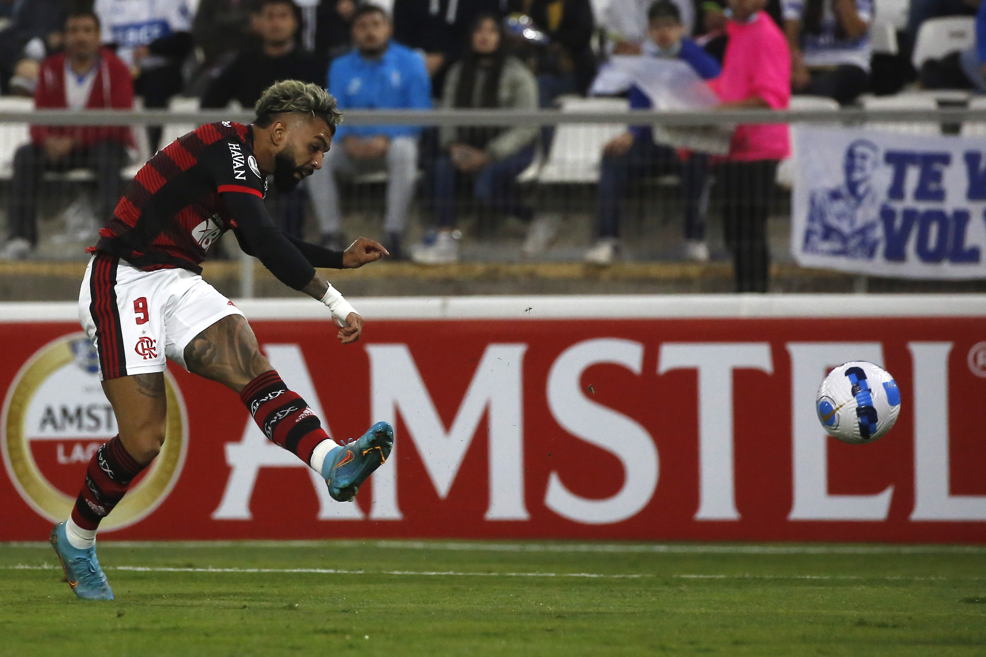 Flamengo golpeó de entrada a la UC con un zurdazo de Gabigol