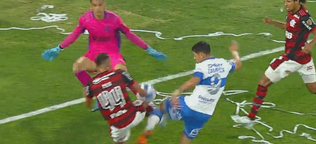 La UC lo igualó ante Flamengo tras un taconazo de Orellana y un autogol de Mauricio Isla