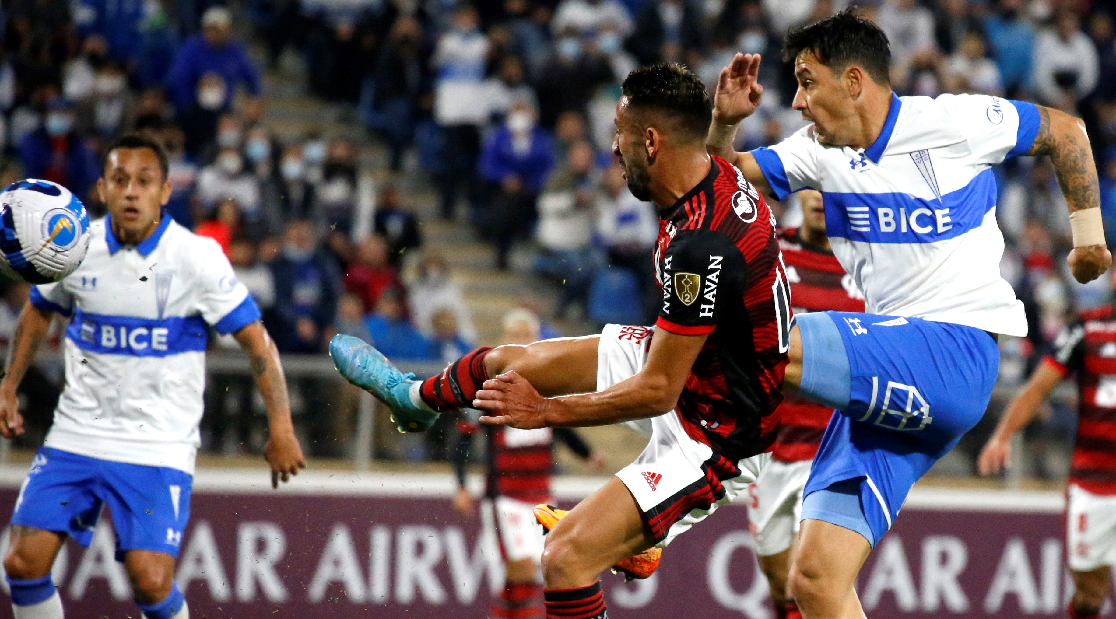 La UC celebró con todo el empate parcial ante Flamengo en San Carlos de Apoquindo