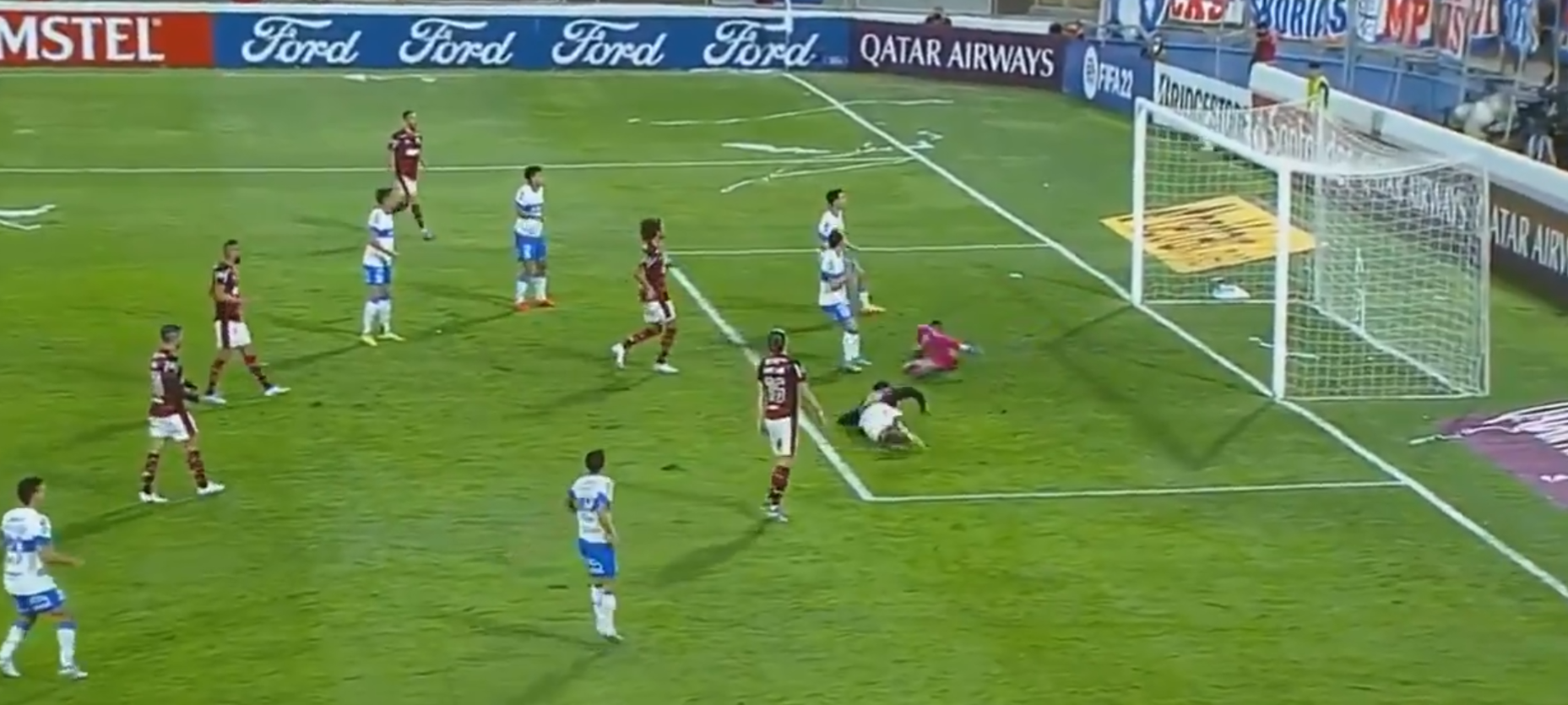 La UC descontó ante Flamengo en el final con un autogol de Pablo tras un remate de Buonanotte