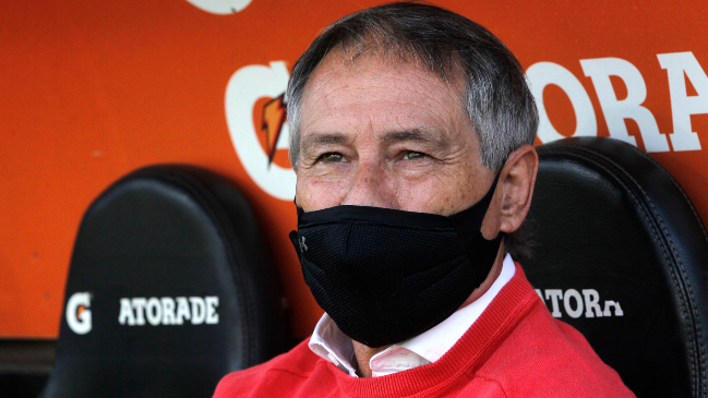 Ariel Holan tomó ventaja para regresar al banco de Universidad Católica