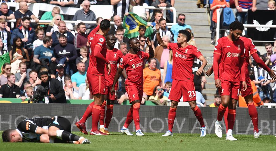 Liverpool derribó a Newcastle y le metió a presión a Manchester City en la cima de la Premier