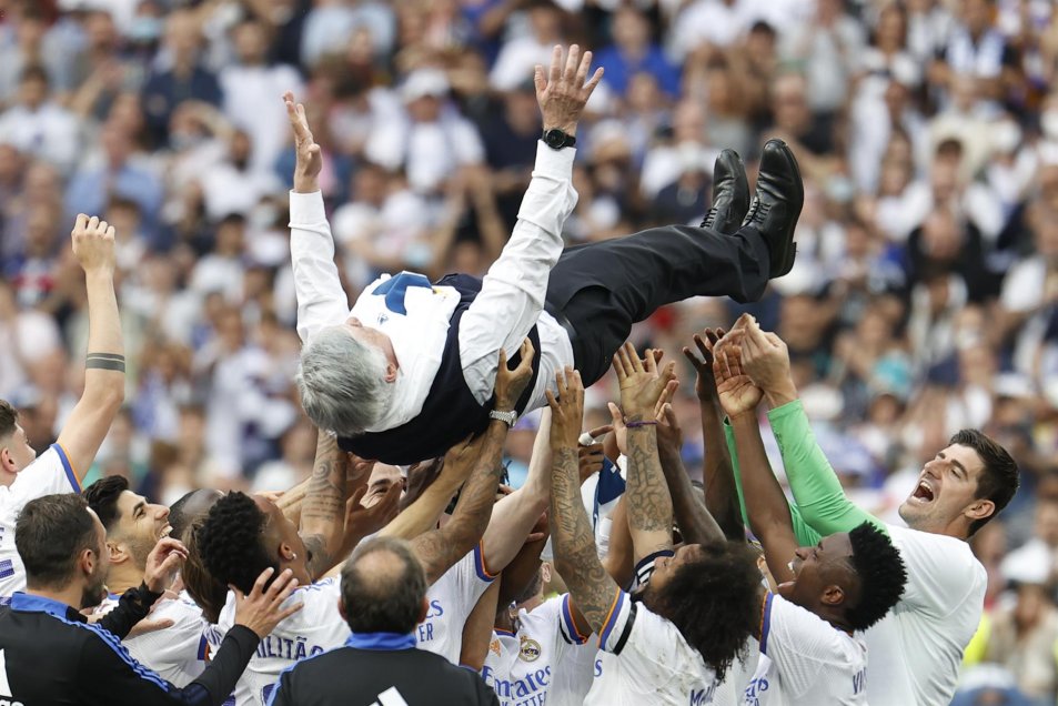 ¡Lo elevaron los jugadores! El especial festejo de Ancelotti por el título de Real Madrid