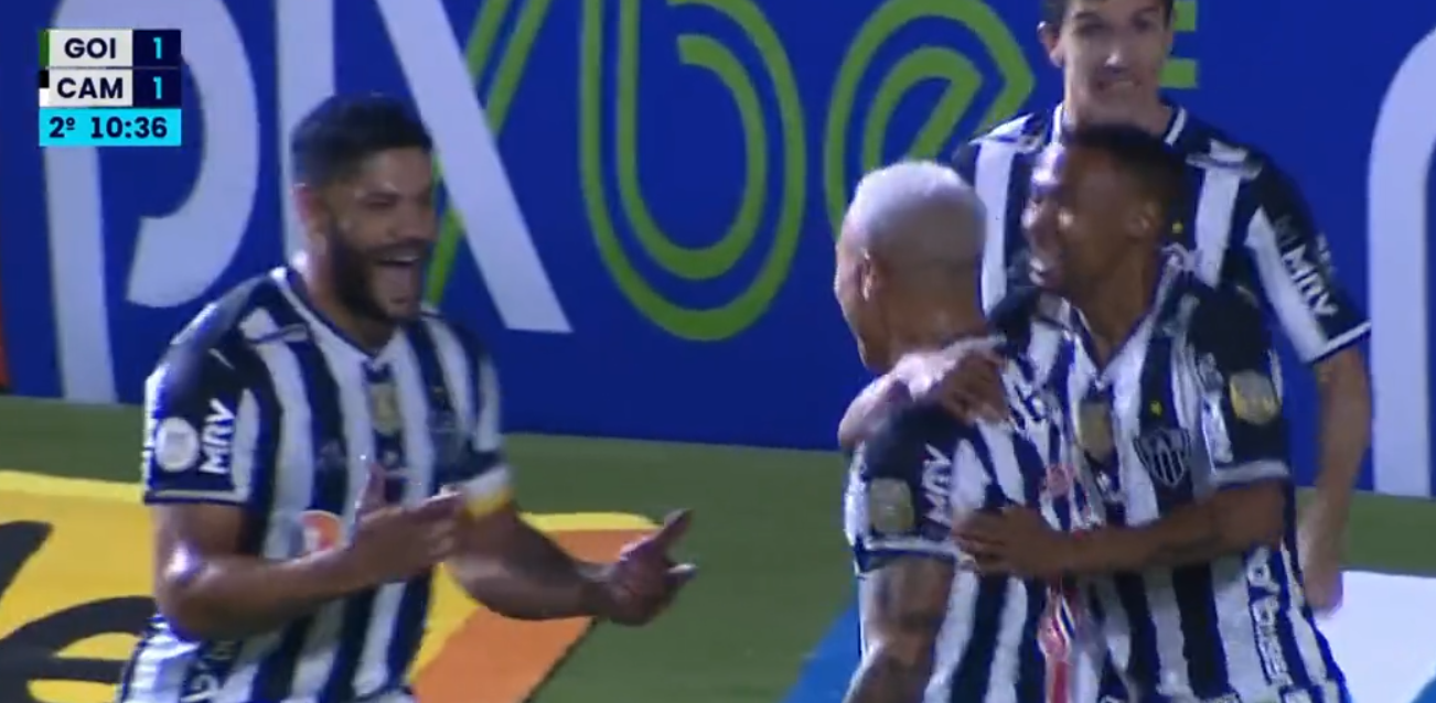 Eduardo Vargas anotó para Atlético Mineiro un gol de cabeza contra Goiás en el Brasileirao