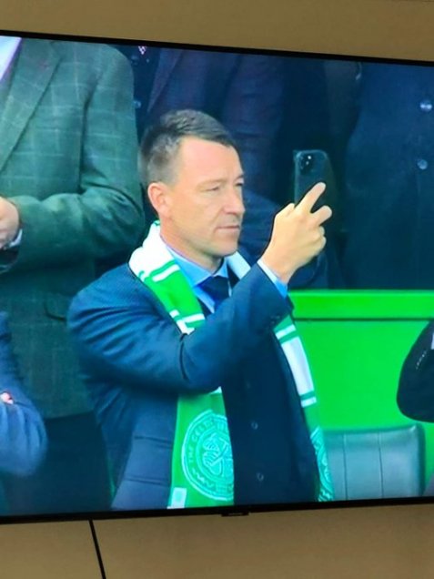 John Terry generó polémica al apoyar a Celtic en clásico ante Rangers en Escocia