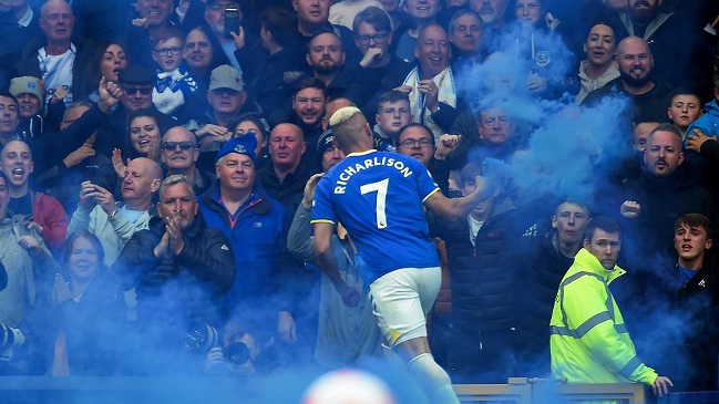 Federación Inglesa investigará a Richarlison por arrojar bengala a hinchas de Everton