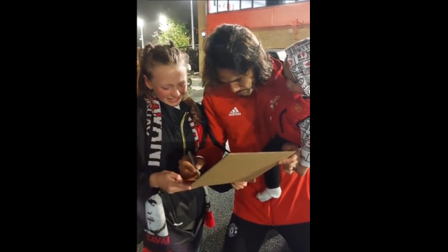 ¡Emotivo! Pequeña fanática rompió en llanto al conseguir fotografía y autógrafo de Cavani