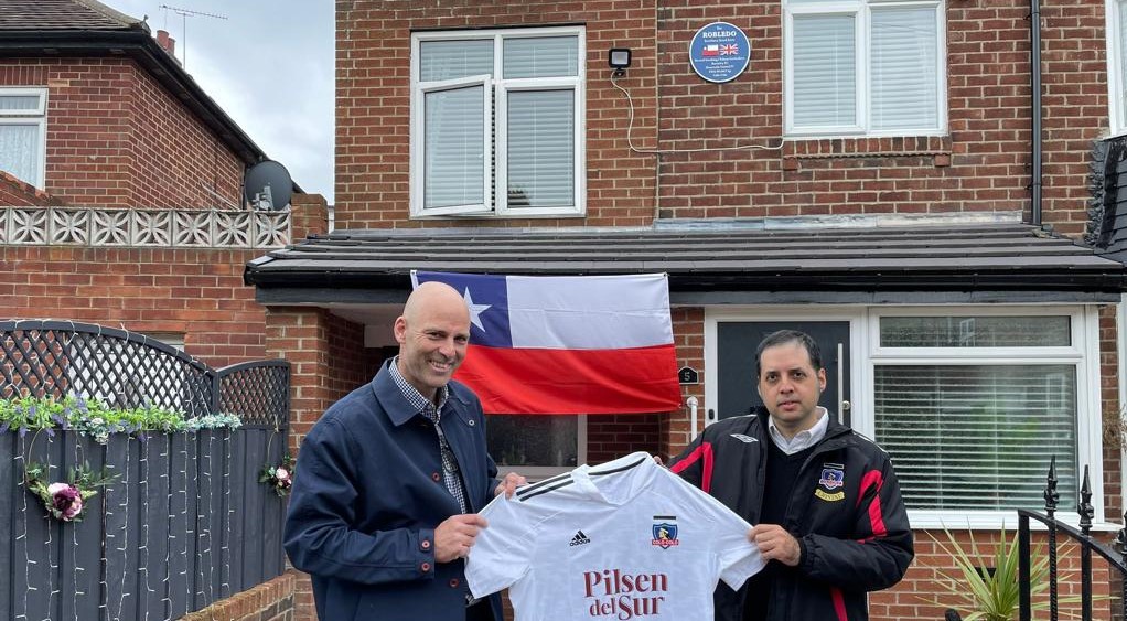 En Inglaterra inauguraron una segunda placa conmemorativa de Jorge Robledo