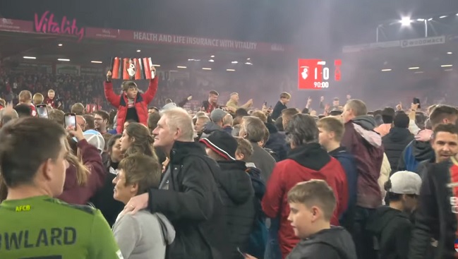¡Locura total! Bournemouth logró el ascenso y los hinchas lo celebraron sobre el terreno de juego