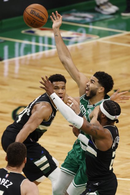 Brown y Tatum tuvieron gran jornada de triples y Celtics igualó la confrontación ante Bucks