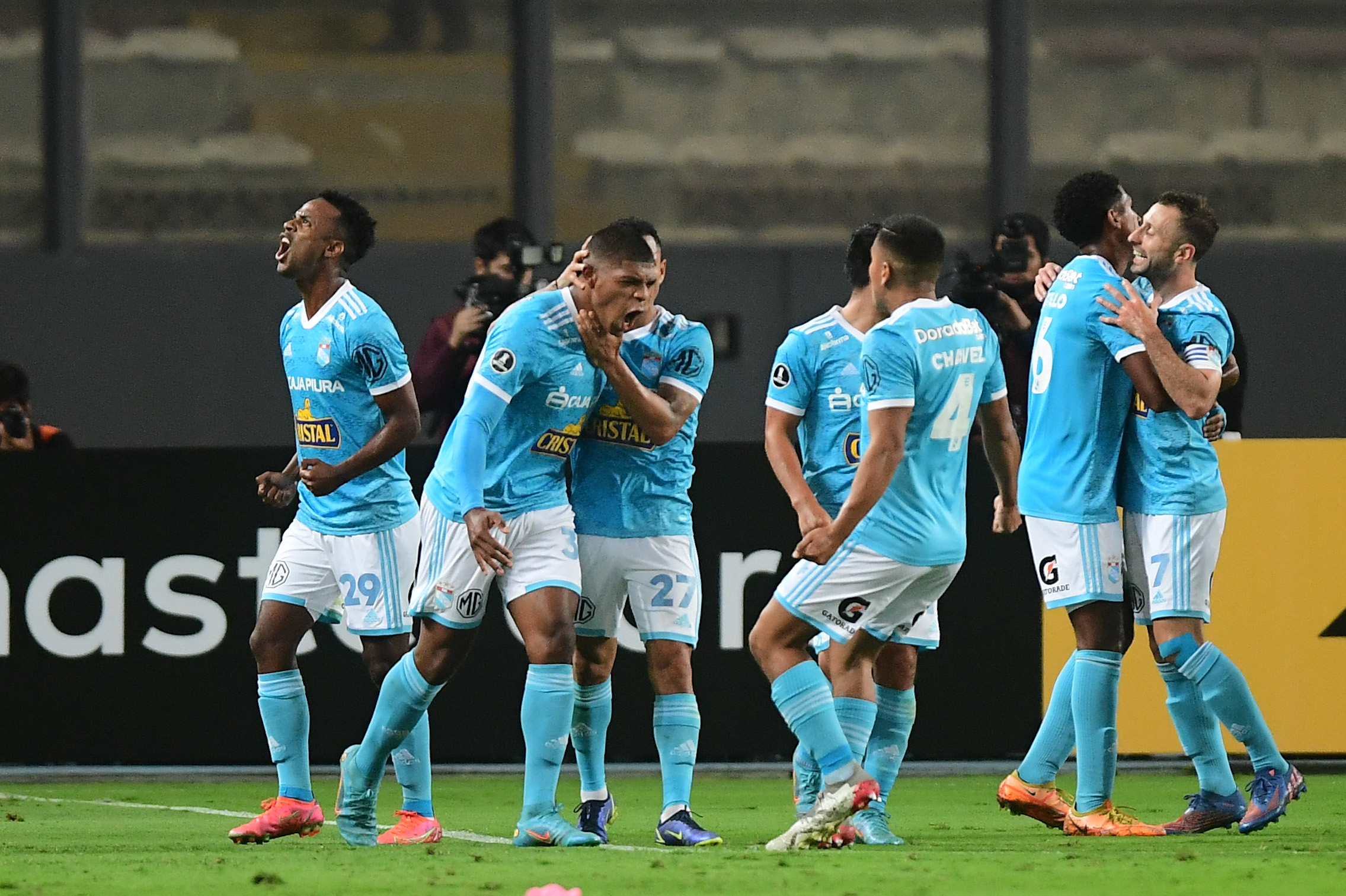Sporting Cristal se adelantó antes del descanso con un cabezazo de Percy Liza a la UC