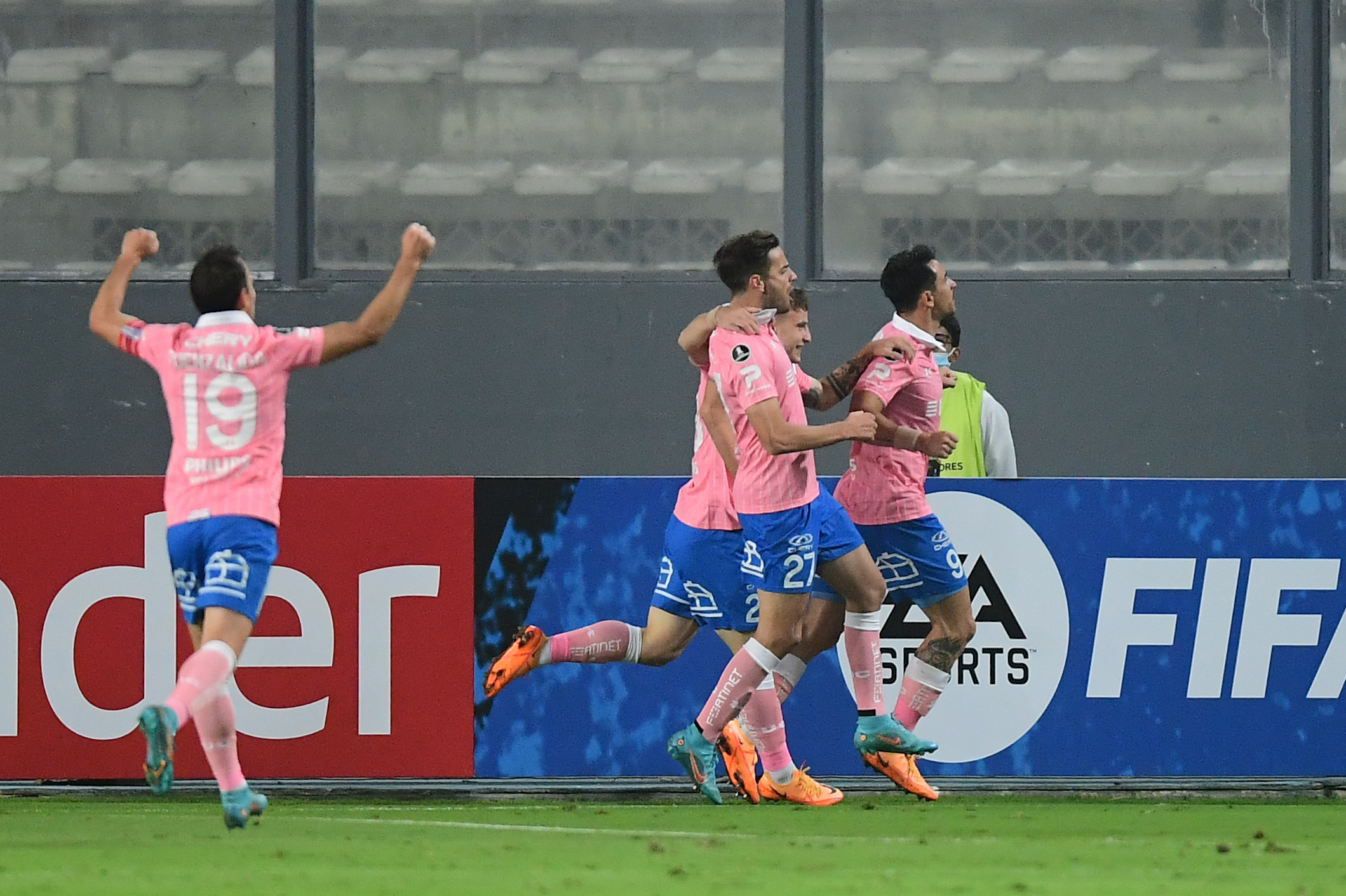 Fernando Zampedri metió un frentazo para el empate de la UC ante Sporting Cristal