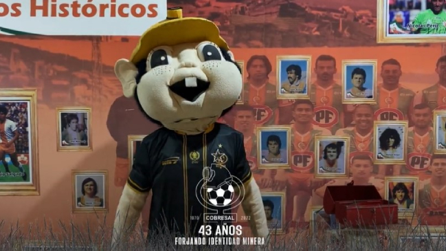 Cobresal presentó una camiseta conmemorativa por sus 43 años de vida