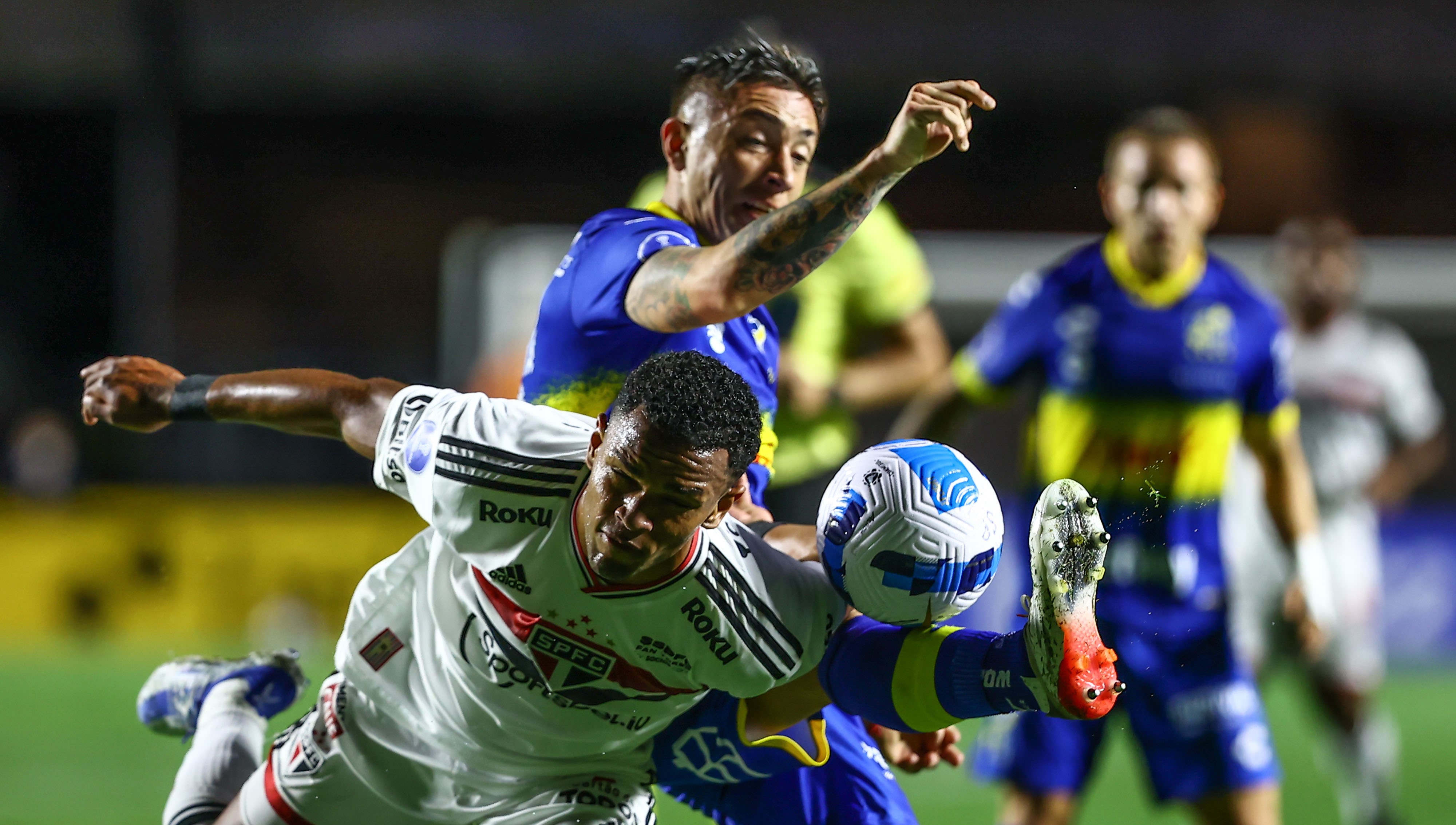 ¿Era penal? La mano de Joao Miranda que reclamó todo Everton ante Sao Paulo