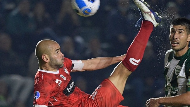 Cuenta oficial de la FIFA postuló al Puskas el golazo de Sebastián Sáez