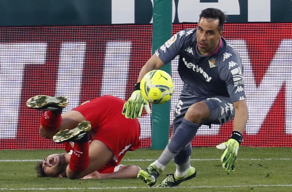 Claudio Bravo titular: Betis recibe a Barcelona en un duelo clave para su anhelo de Champions
