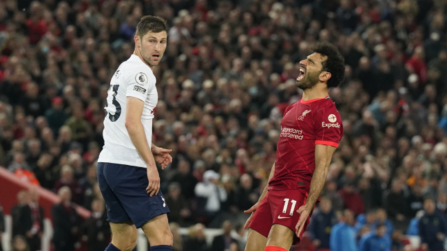 Liverpool tropezó al igualar ante Tottenham y le abrió las puertas del título al City