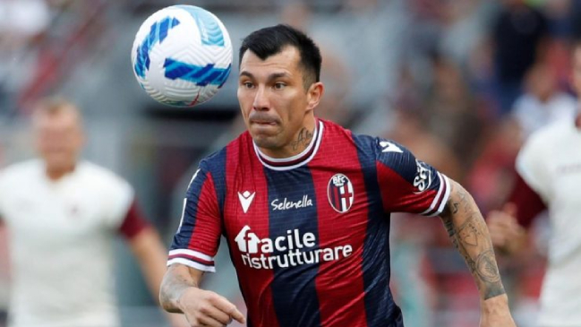 Gary Medel cometió un penal en agónica derrota de Bologna frente a Venezia