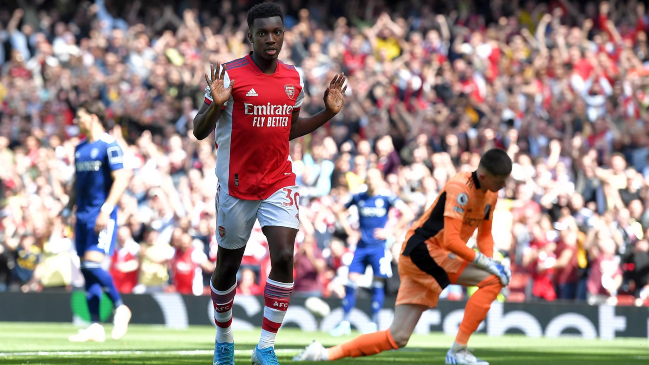 El grosero error del portero Meslier en derrota de Leeds ante Arsenal para quedar en zona de descenso