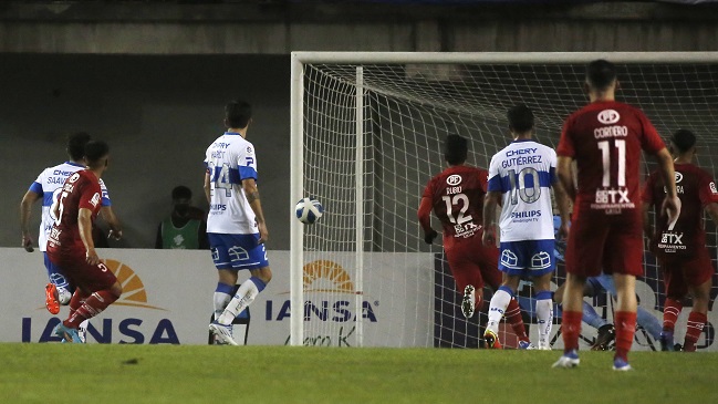 Iván Rozas convirtió en goleada la victoria de Ñublense sobre U. Católica