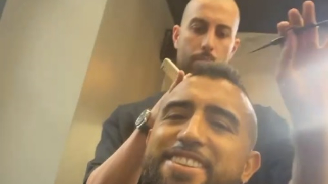 ¡Cantando y feliz! Arturo Vidal volvió a retocar su mohicano