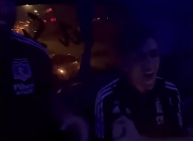 Jugadores de Colo Colo se divirtieron jugando al ludo en el bus tras derrotar a Curicó Unido