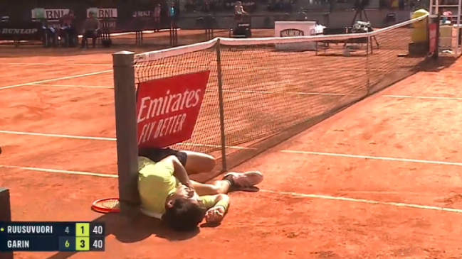 Cristian Garin sufrió una dura caída durante su duelo ante Emil Ruusuvuori en Roma