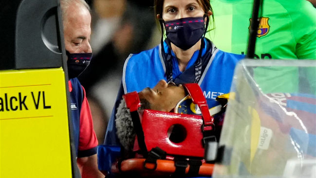 Ronald Araujo fue retirado en ambulancia tras un duro choque en el encuentro con Celta de Vigo