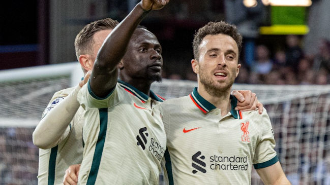 Liverpool se esforzó para superar a Aston Villa y traspasó la presión al City en la pelea por el título