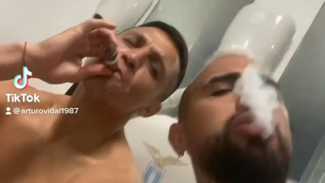 ¡Fumando puros como campeones! El relajado festejo Alexis y Vidal tras conquistar la Copa Italia