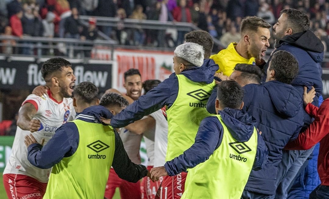Argentinos pasó a semifinales en la Copa de La Liga Profesional tras batir en penales a Estudiantes